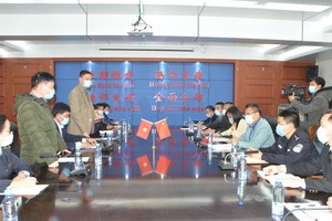 Đoàn đại biểu của chính quyền 2 thành phố hội đạm tại Ban Quản lý Cửa khẩu Đông Hưng (Trung Quốc). Ảnh: Thu Hằng - Trung tâm TTVH Móng Cái.