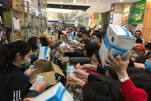 Người dân chen lấn mua khẩu trang y tế tại hiệu thuốc.