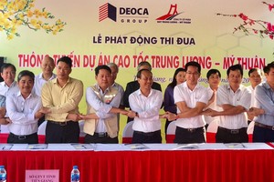 Các đơn vị thi công giao ước thông tuyến cao tốc Trung Lương - Mỹ Thuận, phục vụ hỗ trợ một phần cho nhân dân vào Tết Nguyên đán năm 2021 .