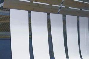 Ngành dệt may phụ thuộc lớn vào nguyên phụ liệu nhập khẩu từ Trung Quốc, đặc biệt là vải nên rất lo thiếu nguyên liệu cho sản xuất