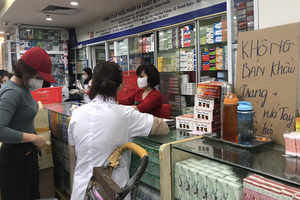 Khẩu trang, nước sát khuẩn vẫn là những mặt hàng khan hiếm. Nhiều cơ sở kinh doanh thiết bị y tế cho biết không còn hàng để bán.