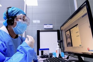 Một bác sĩ trò chuyện với bệnh nhân tại tỉnh Liêu Ninh, Trung Quốc ngày 4/2. Ảnh: AFP.