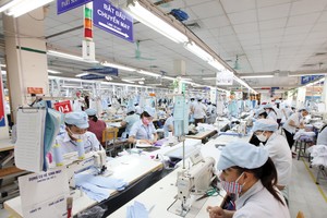 Việt Nam xuất khẩu sang Anh các mặt hàng tiêu dùng dễ thay thế như điện tử, dệt may, thủy sản. Ảnh: Đức Thanh