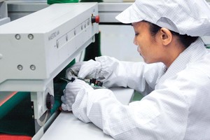 Sản lượng của các công ty gia công như Samsung, Foxconn, LG... giảm sẽ ảnh hưởng đến sản lượng xuất khẩu của Apple tại Việt Nam. Trong ảnh: Công nhân của Nhà máy Foxconn tại Bắc Ninh.