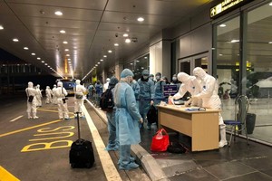 Các công dân Việt Nam làm thủ tục nhập cảnh tại Sân bay Vân Đồn