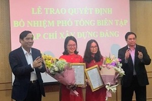 Lãnh đạo Ban Tổ chức Trung ương trao quyết định và chúc mừng 2 tân Phó Tổng Biên tập Tạp chí Xây dựng Đảng.