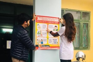 Thái Bình dán tờ rơi tuyên truyền về dịch Covid-19 ở nơi công cộng