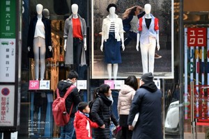 Tháng 12/2019, chính phủ Nhật Bản phê chuẩn gói kích thích kinh tế 13.200 tỷ yên, tương đương 120 tỷ USD nhằm giảm sốc cho thị trường trước tác động của việc tăng thuế tiêu dùng. Ảnh: AFP