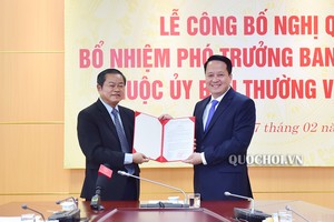 Phó Chủ tịch Quốc hội Đỗ Bá Tỵ trao Quyết định bổ nhiệm chức vụ Phó Trưởng ban Dân nguyện thuộc Ủy ban Thường vụ Quốc hội cho ông Hoàng Anh Công