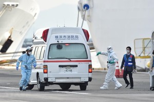 Nhân viên y tế làm nhiệm vụ gần du thuyền Diamond Princess tại cảng Yokohama, Nhật Bản ngày 7/2/2020. (Ảnh: AFP/TTXVN)