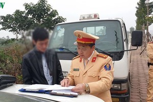CSGT lập biên bản xử lý người vi phạm giao thông.