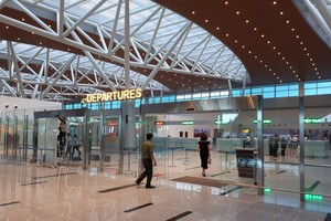 Nhà ga quốc tế Đà Nẵng do Công ty AHT làm chủ đầu tư có suất đầu tư xây dựng và thiết bị là 53 triệu đồng/m2sàn, tổng suất đầu tư là 60 triệu đồng/m2 sàn (theo quy đổi theo thời giá năm 2019).