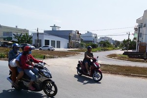 Dù chưa hoàn thành việc đền bù, nhưng khu đất của bà Từ Thị Anh Đào đã trở thành đường giao thông cho Khu dân cư Hưng Phú. Ảnh: Ngọc Tuấn