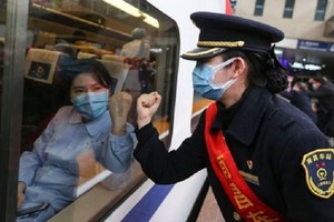 Trung Quốc tự tin có nhiều công cụ hỗ trợ nền kinh tế chống chọi lại dịch Covid-19. Ảnh: AFP