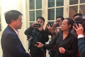 Chủ tịch UBND TP. Hà Nội Nguyễn Đức Chung trả lời báo chí rạng sáng 7/3 (Ảnh: Kỳ Thành)