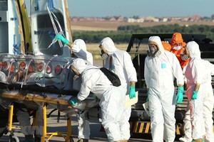 Chuyển bệnh nhân nhiễm COVID-19 tới bệnh viện Carlos III ở Tây Ban Nha. (Ảnh: AFP/TTXVN)