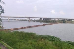 Thành phố Đà Nẵng triển khai tuyến đê ngăn mặn trên sông Cẩm Lệ.