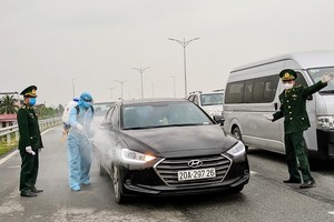 Lực lượng chức năng khử trùng phương tiện vào nội thành Hải Phòng.