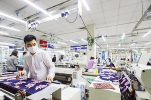 Đang có nhiều đề nghị hỗ trợ doanh nghiệp thông qua hỗ trợ trực tiếp cho người lao động. Ảnh: Đức Thanh