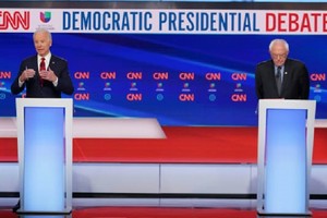 Cựu Phó Tổng thống Joe Biden (bìa trái) và thượng nghị sĩ Bernie Sanders chạm trán tại cuộc tranh luận Bầu cử tổng thống năm 2020 lần thứ 11 của đảng Dân chủ diễn ra vào ngày 15/3 tại Washington. Ảnh: AFP