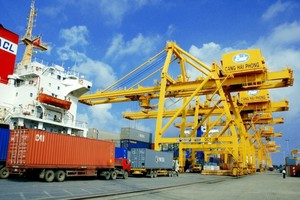 Dù nhiều ngành hàng xuất khẩu lớn bị ảnh hưởng bởi covid-19, nhưng từ đầu năm đến 15/3, xuất siêu hàng hóa vẫn đạt 2,74 tỷ USD.