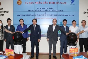 Lãnh đạo tỉnh Hà Nam và đại diện Tập đoàn VNPT nhấn nút khai trương Trung tâm điều hành thông minh tỉnh ngày 26/3.