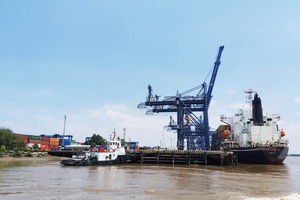 Cảng thuỷ nội địa Vĩnh Tân được đầu tư xây dựng hoàn toàn mới với hệ thống hạ tầng kỹ thuật với quy mô kho 10.000 tấn/năm. Ảnh minh hoạ: Ngọc Tuấn