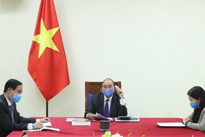 Thủ tướng Chính phủ Nguyễn Xuân Phúc điện đàm với Thủ tướng Quốc vụ viện Trung Quốc Lý Khắc Cường. Ảnh: Thống Nhất – TTXVN
