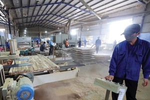 Một cơ sở sản xuất đồ gỗ xuất khẩu. Ảnh: Đ.T