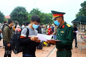 Trao “Giấy chứng nhận hoàn thành việc cách ly phòng bệnh COVID-19” cho các công dân đã hoàn thành thời gian 14 ngày cách ly theo quy định của Bộ Y tế. (Ảnh: Tá Chuyên/TTXVN)