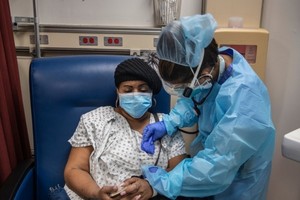 Nhân viên y tế chăm sóc bệnh nhân mắc COVID-19 tại bệnh viện Brooklyn, New York, Mỹ ngày 26/3/2020. Ảnh: The New York Times/TTXVN