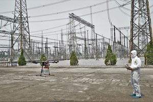 Truyền tải điện 2 dùng thiết bị bay phun thuốc khử khuẩn phòng chống dịch COVID-19