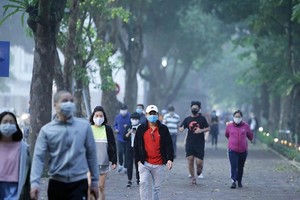 17h30 ngày 2/4, khu vực đối diện bưu điện Bờ Hồ (Hà Nội) có khá đông người dân tập thể dục.