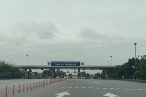 Trạm thu phí Km 6, đầu tuyến cao tốc Nội Bài - Lào Cai vắng vẻ trong ngày 1/4/2020.