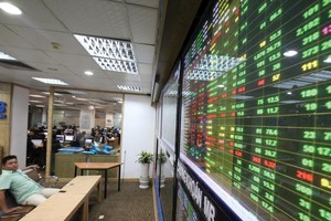 Thị giá nhiều cổ phiếu, trong đó có cổ phiếu ngân hàng, đã giảm sâu từ khi dịch Covid-19 bùng phát. Ảnh: Đức Thanh