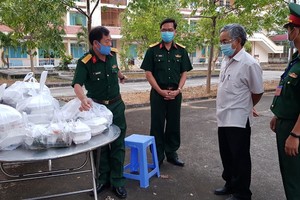 Bí thư tỉnh ủy tỉnh Kon Tum Nguyễn Văn Hùng kiểm tra công tác chuẩn bị bữa ăn cho người dân tại Khu cách ly cơ sở 1 Trường Cao đẳng Cộng đồng Kon Tum