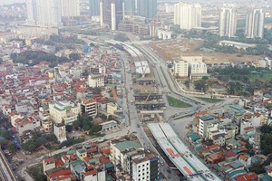 Lúc này, cần tránh ăn theo dịch bệnh như một lý do phổ quát dùng để giải thích cho sự chậm trễ dự án, hoặc cố tình đánh đồng sự chậm trễ do yếu kém cố hữu với dịch bệnh. Trong ảnh: Công trình đường Vành đai 3 trên cao, đoạn Mai Dịch - cầu Thăng Long. Ảnh: Dũng Minh