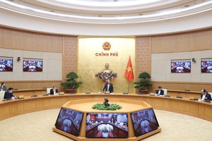 Thủ tướng Nguyễn Xuân Phúc chủ trì một cuộc họp của Chính phủ (Ảnh: VGP)