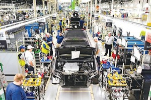 Bộ Công Thương đề xuất Chính phủ xem xét tiến hành các giải pháp dài hạn để tăng tính độc lập, tự chủ cho các ngành sản xuất trong nước.