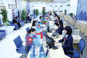 Các chuyên gia nhận định, xu hướng lãi suất huy động thời gian tới không thể tăng mà sẽ giảm. Trong ảnh: Giao dịch tại BIDV