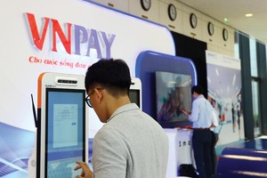 Covid-19 khiến nhu cầu thanh toán điện tử tăng vọt. Ảnh: Đức Thanh