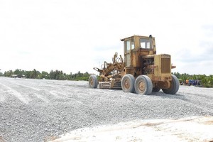 Thi công gia tải nền đất yếu tại Dự án BOT cao tốc Trung Lương - Mỹ Thuận.