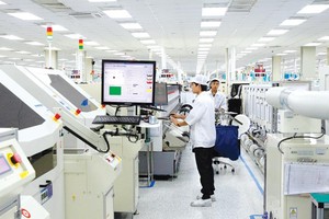 Samsung, LG… đã lần lượt dịch chuyển sản xuất về Việt Nam và coi Việt Nam trở thành cứ điểm sản xuất toàn cầu của họ. Trong ảnh: Nhà máy Samsung Bắc Ninh.