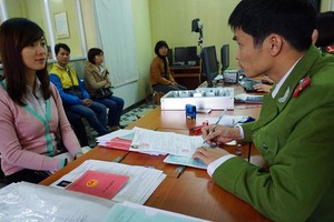 Việc thay đổi phương thức quản lý cư trú từ sổ hộ khẩu sang mã số định danh cá nhân sẽ giúp quản lý cư dân chặt chẽ, hiệu quả hơn. Ảnh: Dũng Minh