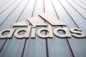 Lợi nhuận ròng quý I/2020 của Adidas chỉ đạt 31 triệu EUR, giảm 95% so với con số 632 triệu EUR cùng kỳ năm ngoái. Ảnh: AFP