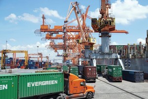 Phí kho vận đắt đỏ là một trong những vấn đề được kêu gọi cải cách trong nhiều năm qua tại Việt Nam. Trong ảnh: Xe chở hàng hóa tại cảng Hải Phòng. Ảnh: Đ.T