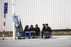 Các sàn nhỏ lập ra để chớp cơ hội lúc thị trường nóng, hoặc bán hàng cho một vài dự án dễ bị tác động khi thị trường gặp khó.