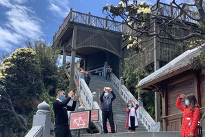 Du khách tuân thủ đeo khẩu trang tại khu du lịch Sun World Fansipan Legend