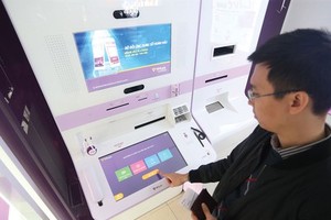 Giao dịch online đang trở thành kênh bán hàng “cứu tinh” của nhiều ngân hàng trong bối cảnh dịch bệnh.