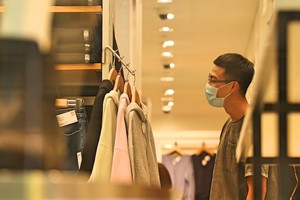 Người dân được yêu cầu đeo khẩu trang khi ra khỏi nhà. Trong ảnh: Khách mua hàng tại cửa hàng thời trang trên đường Đồng Khởi, TP.HCM (ảnh: HP).